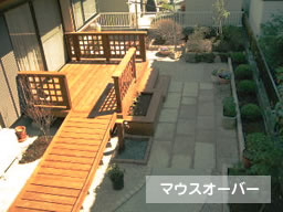 スロープのウッドデッキ